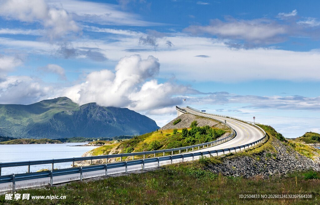 蜿蜒公路穿行于山海之间