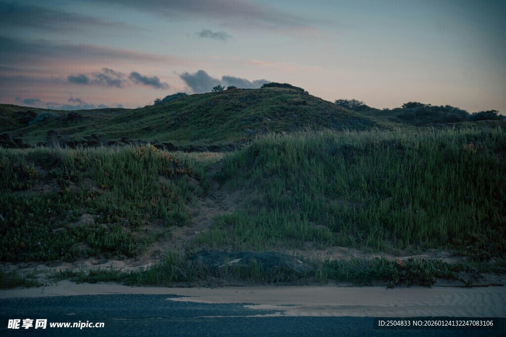 黄昏下的山丘与海滨景色