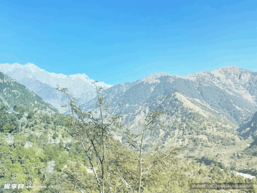 壮丽山景 绿意盎然的山脉