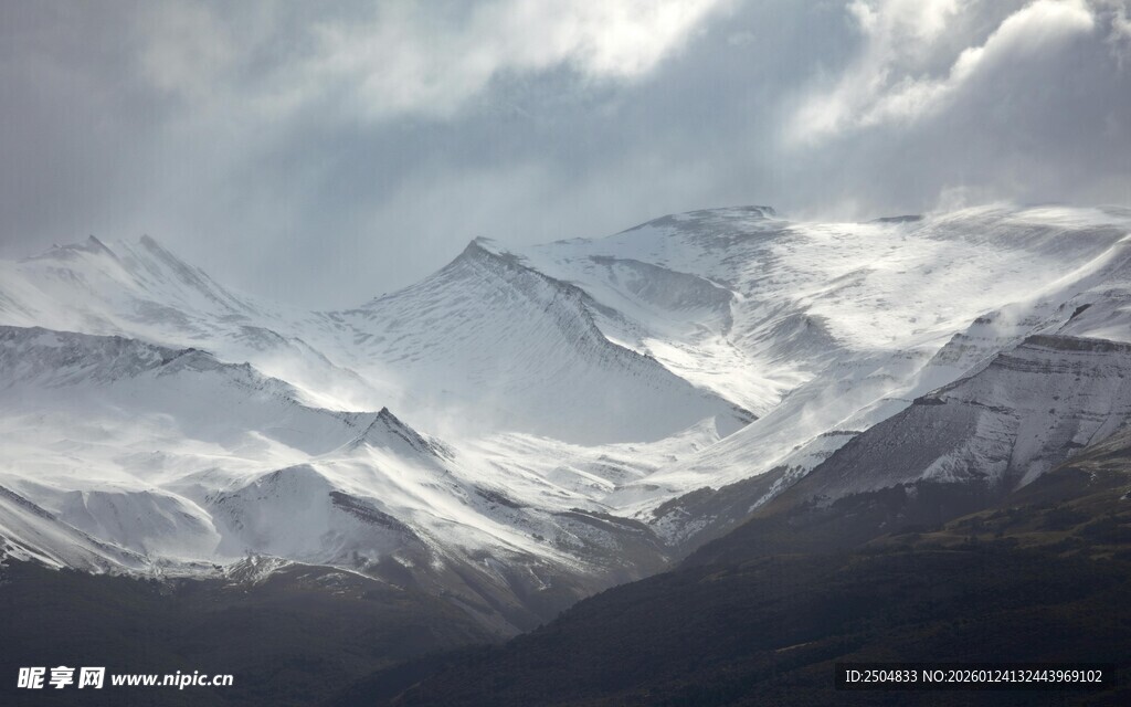 壮丽雪山景观