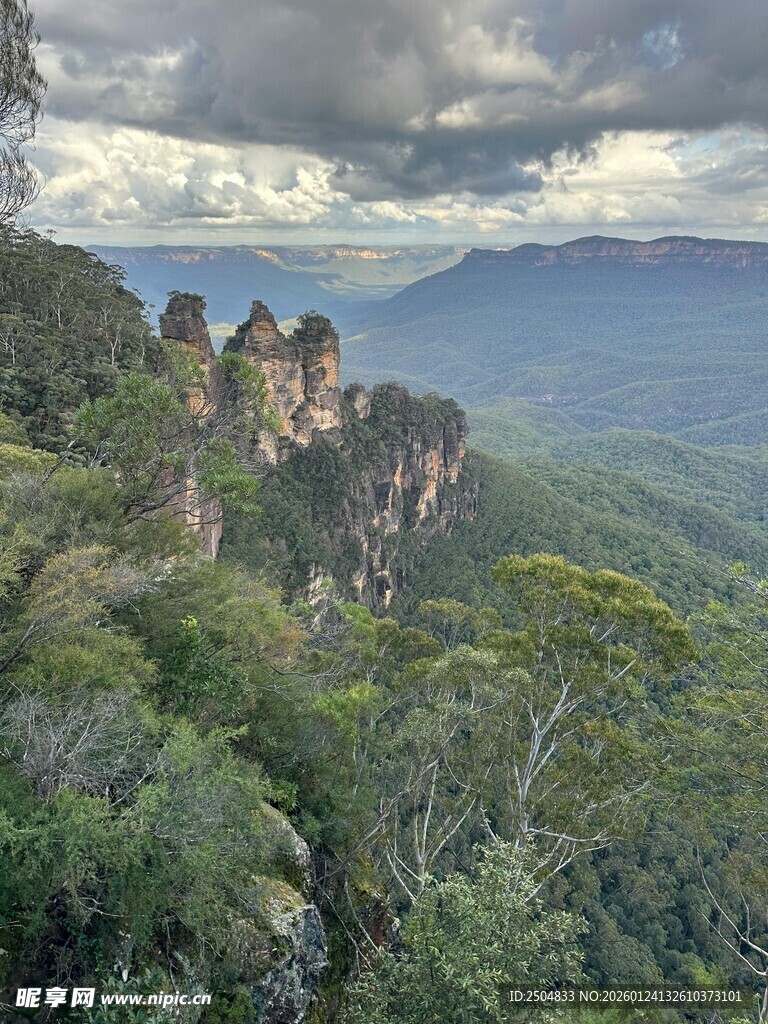 山峦叠翠间的壮美自然景观