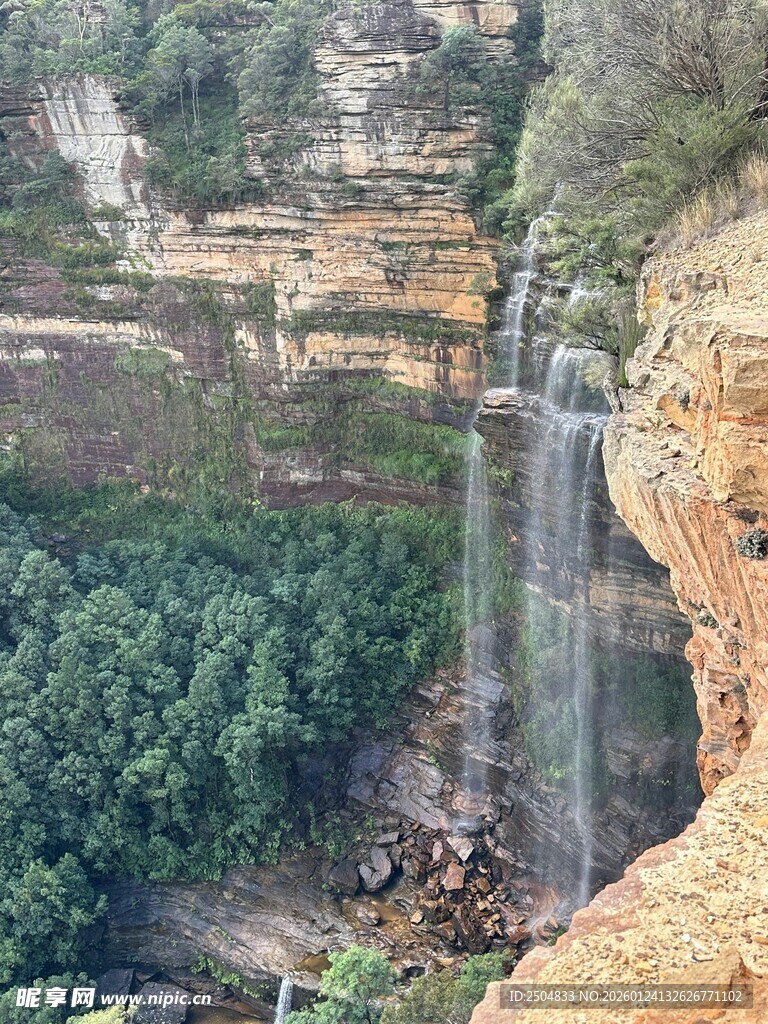 壮观峡谷间的瀑布美景