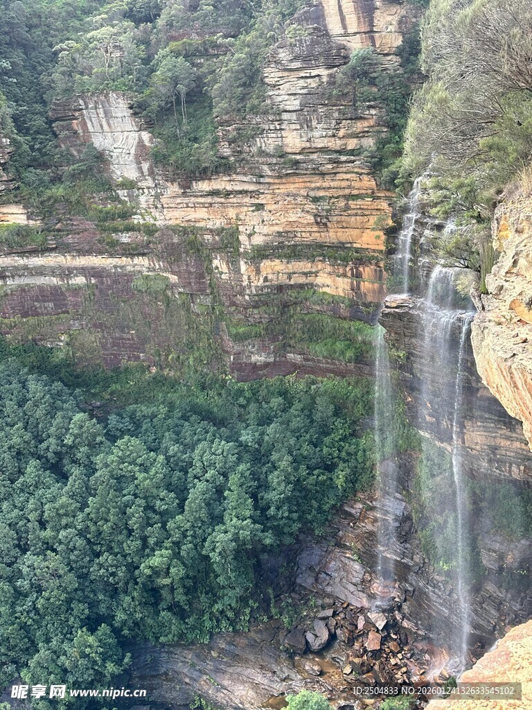 山间瀑布下的葱郁景致