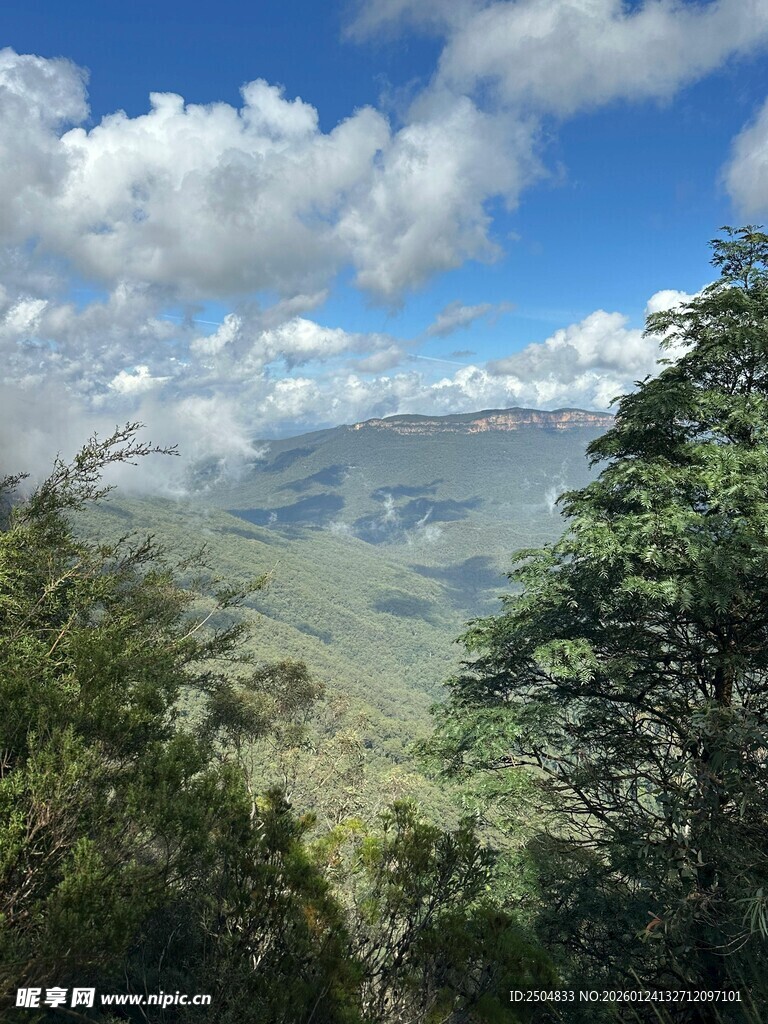 山间美景 蓝天白云绿树