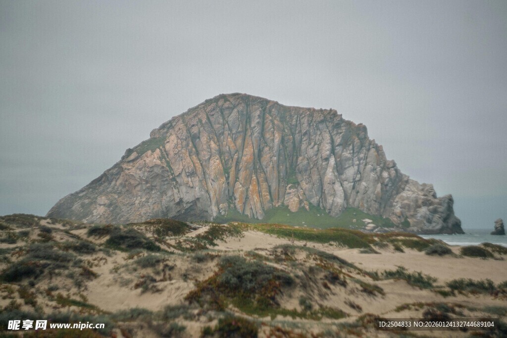孤峰屹立于 漠景观中