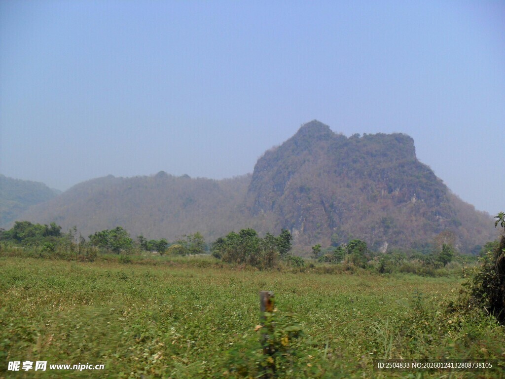 田野间的巍峨远山