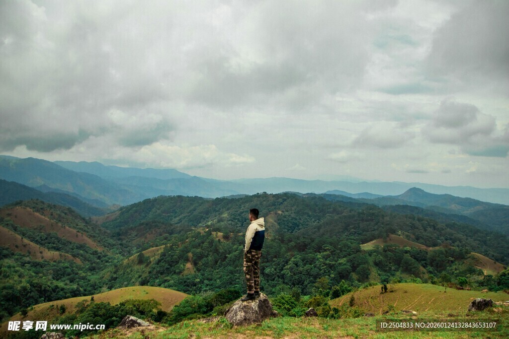 一人立于山间眺望远方