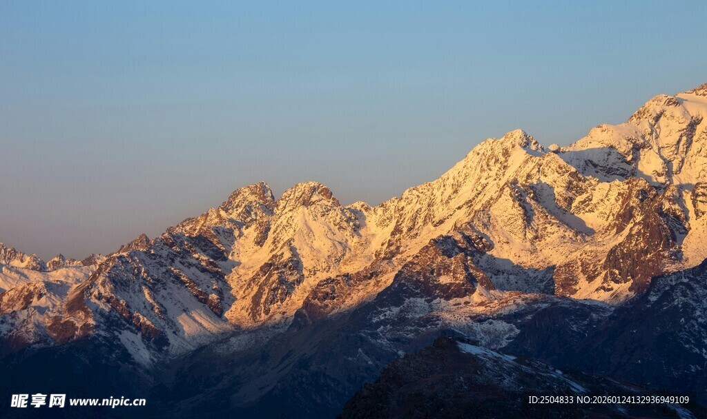 壮丽雪山日出美景