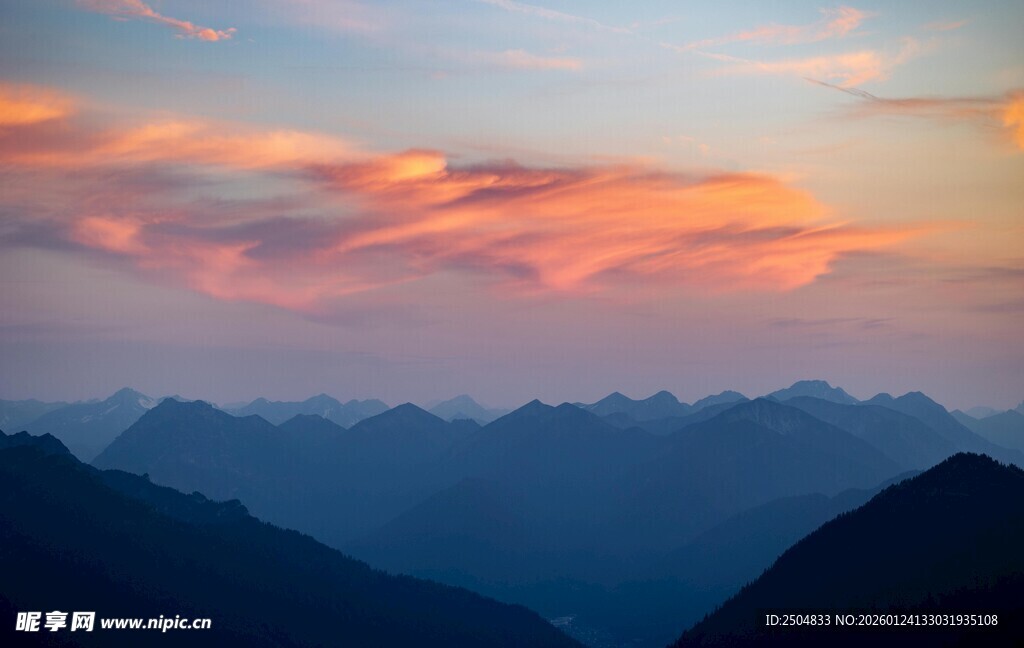 壮丽山间晚霞美景