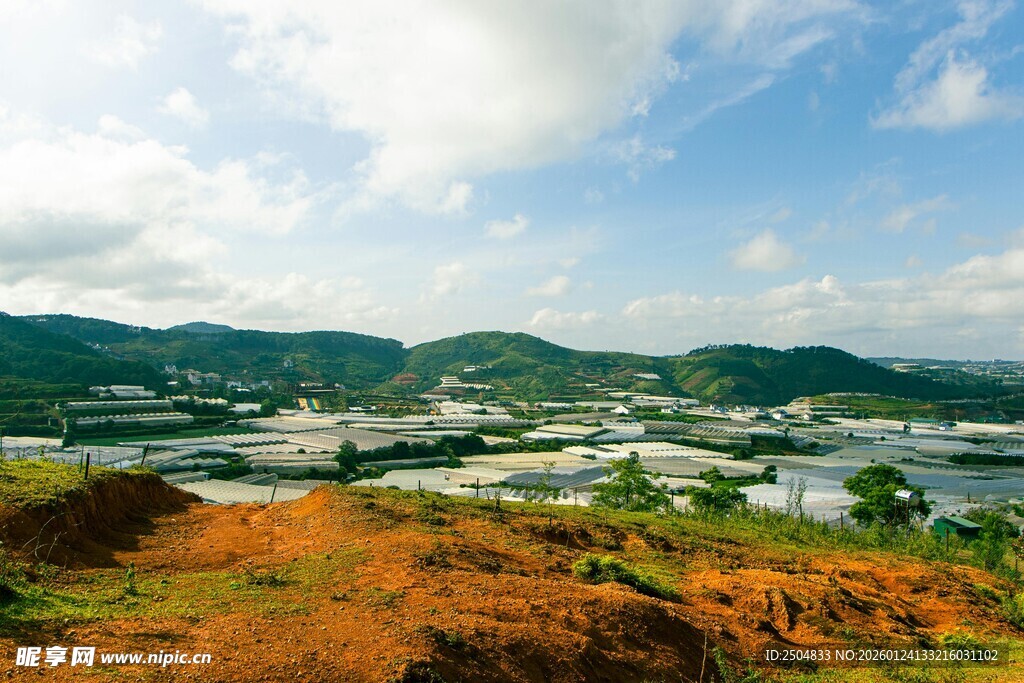 山间美景俯瞰图