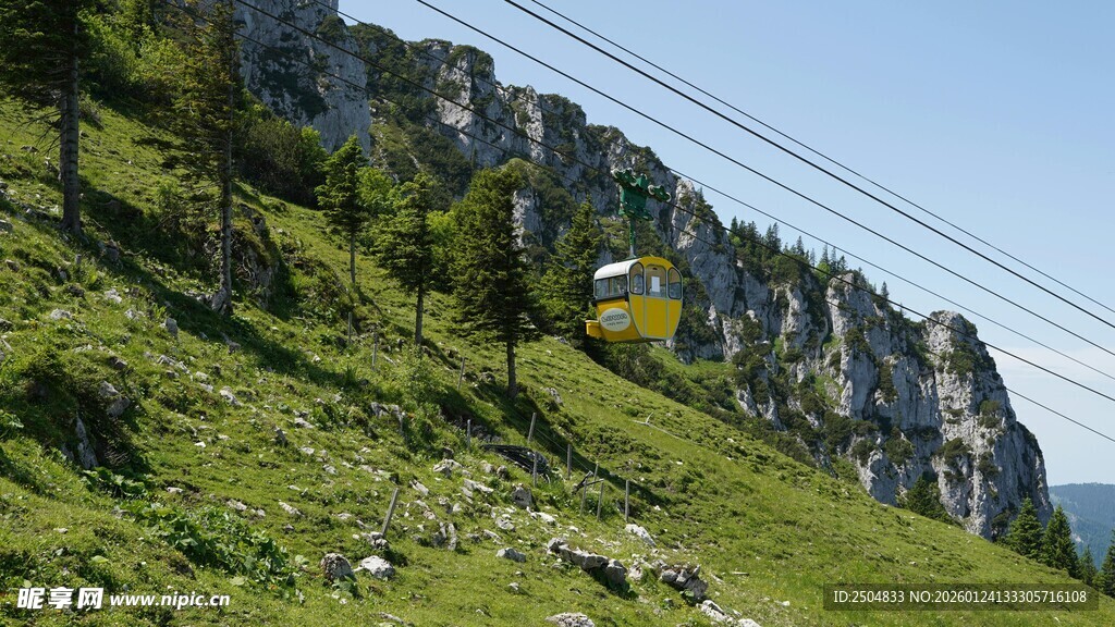 山间缆车穿梭于翠绿峭壁
