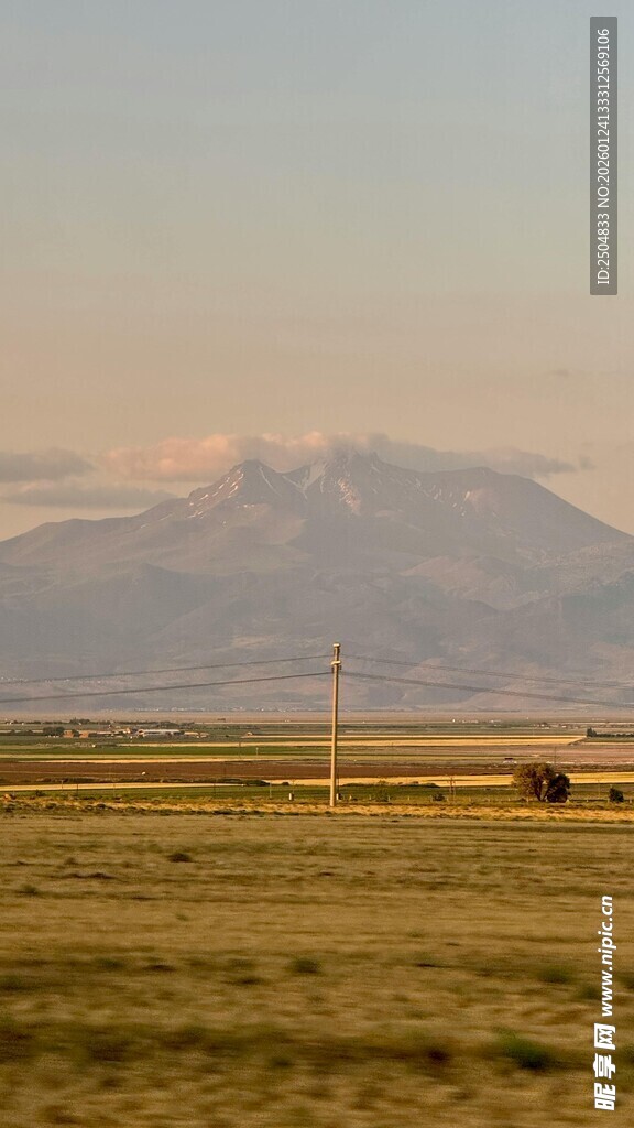 广袤草原与远处山峦