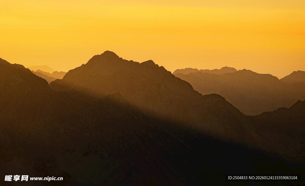夕阳下的壮丽山峦
