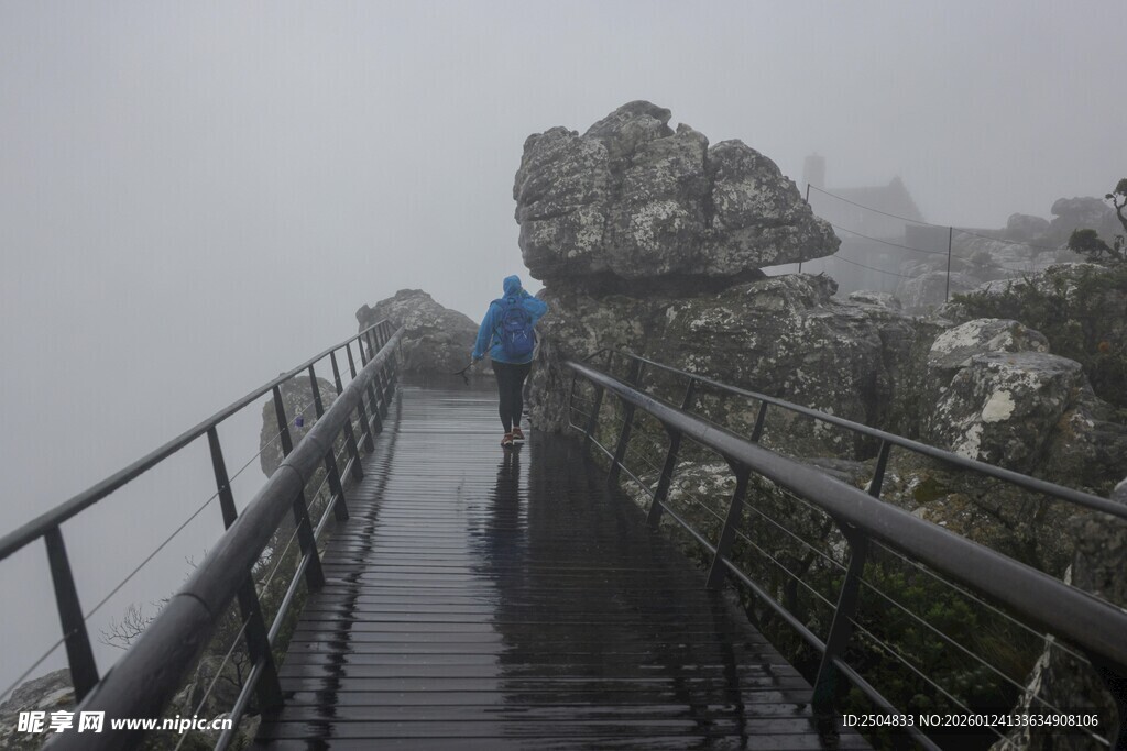 雾中栈道上的独行 客
