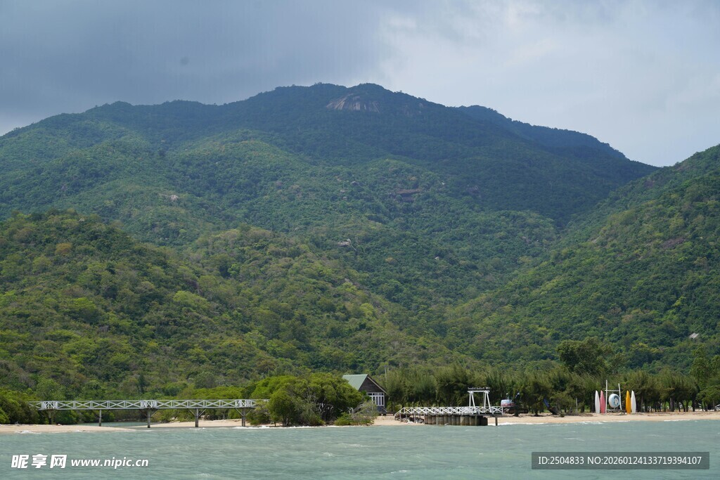 青山绿水间的宁静水岸