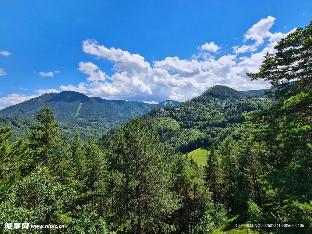 青山绿树间的蓝天美景
