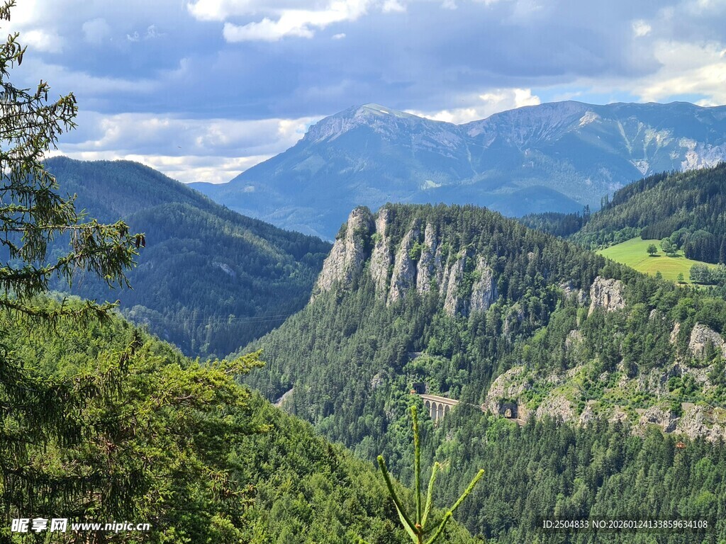 壮丽山景 绿意盎然的峰峦
