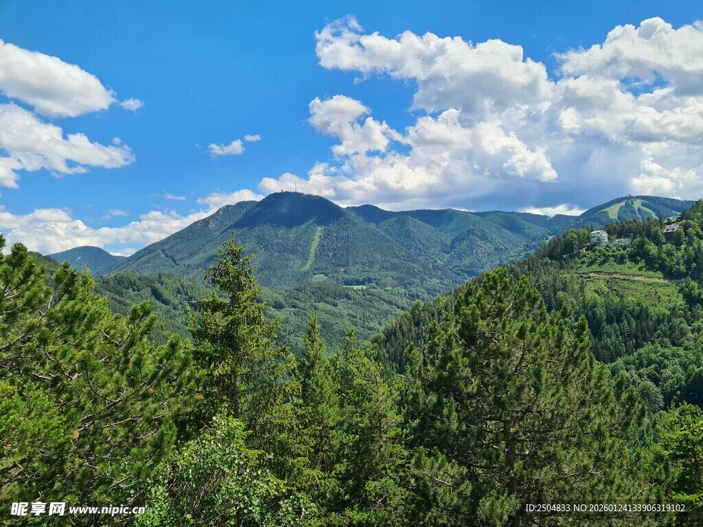 青山绿树间的秀丽山景