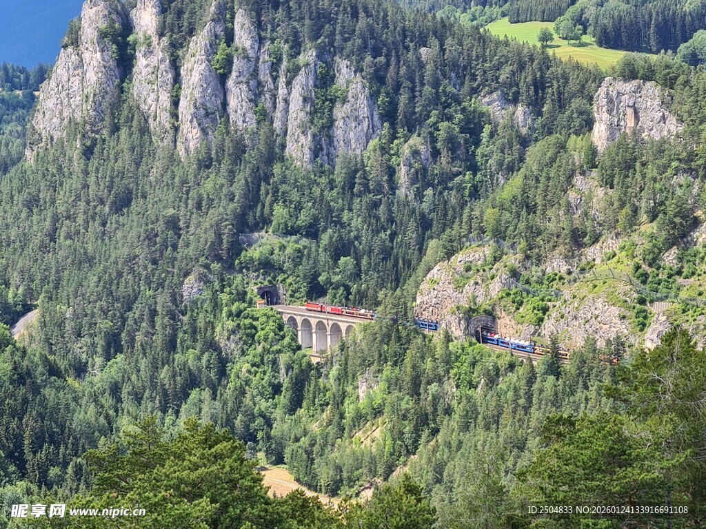 山间美景 绿意盎然的山谷