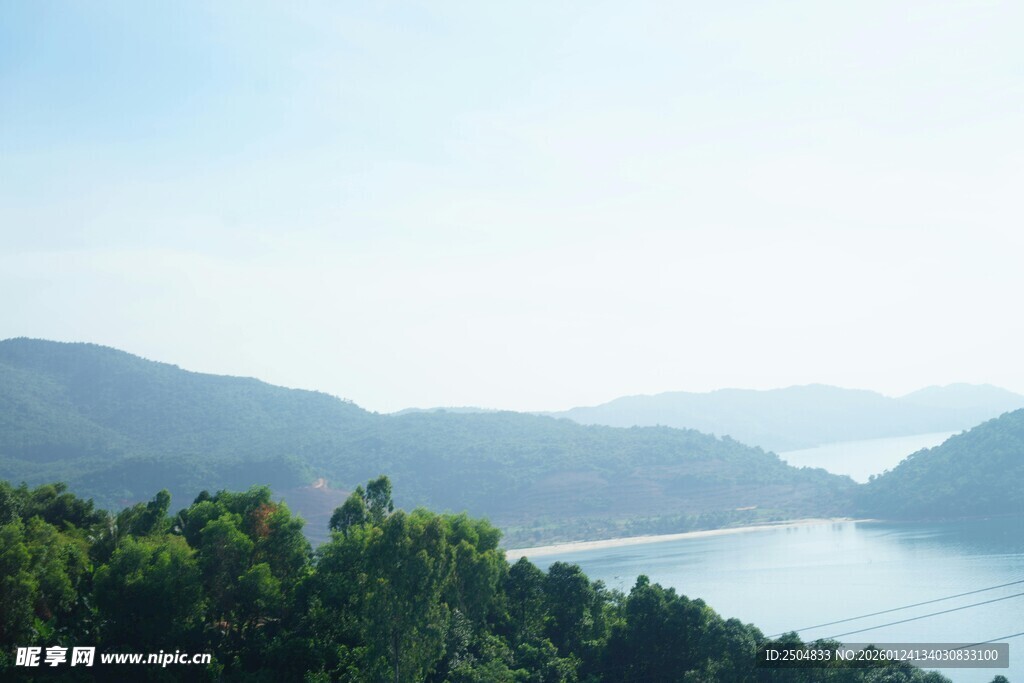 湖光山色间的自然美景