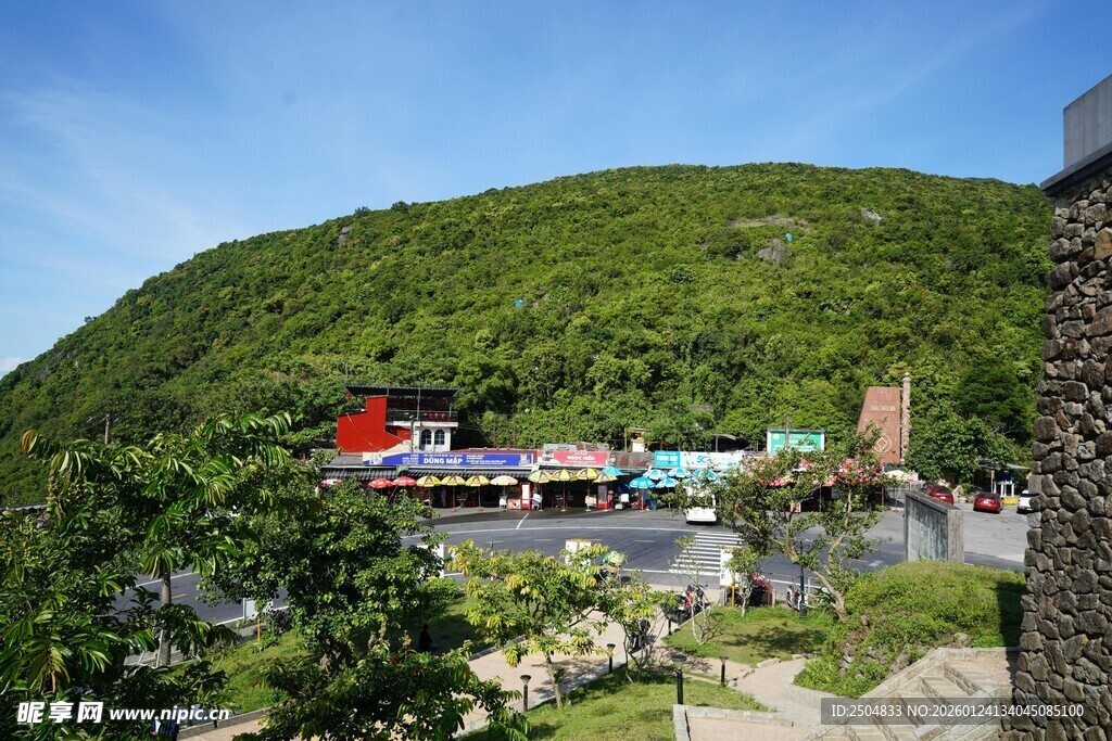 青山下多彩建筑群景观