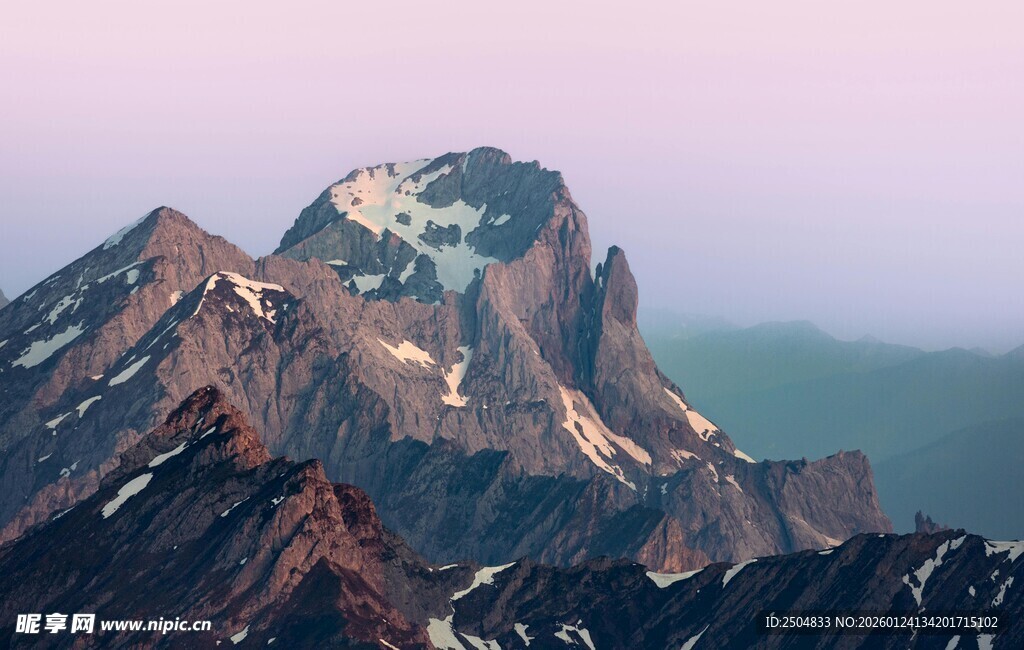 壮丽山峰与霭霭云雾景观