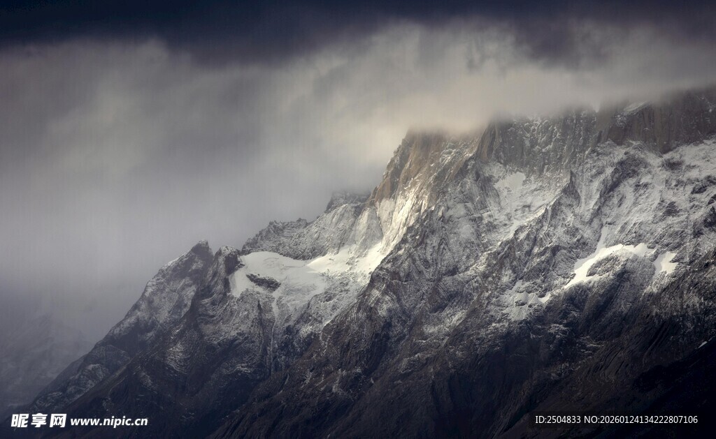 云雾缭绕的巍峨雪山