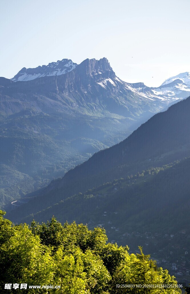 青山环绕的巍峨雪山景色