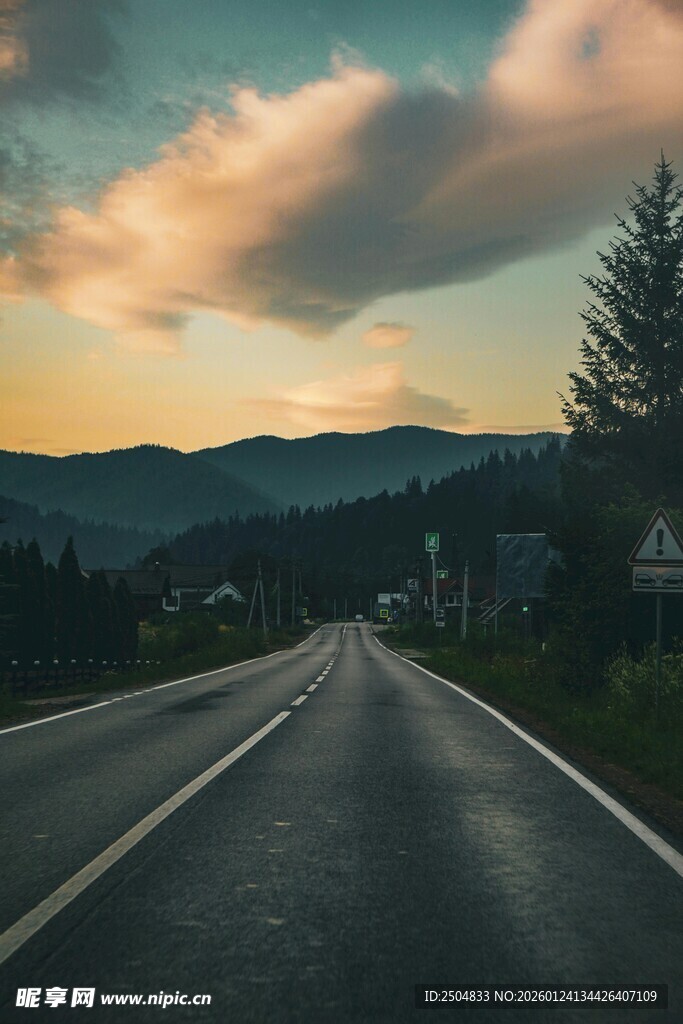 黄昏下的公路与远方山林