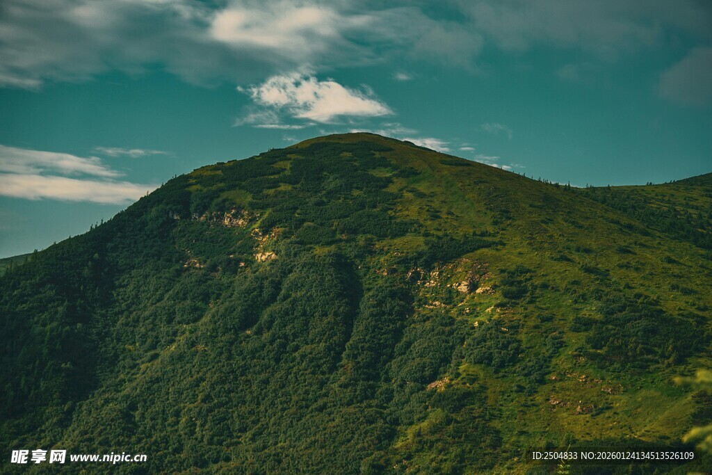 翠绿山峦与蓝天白云美景