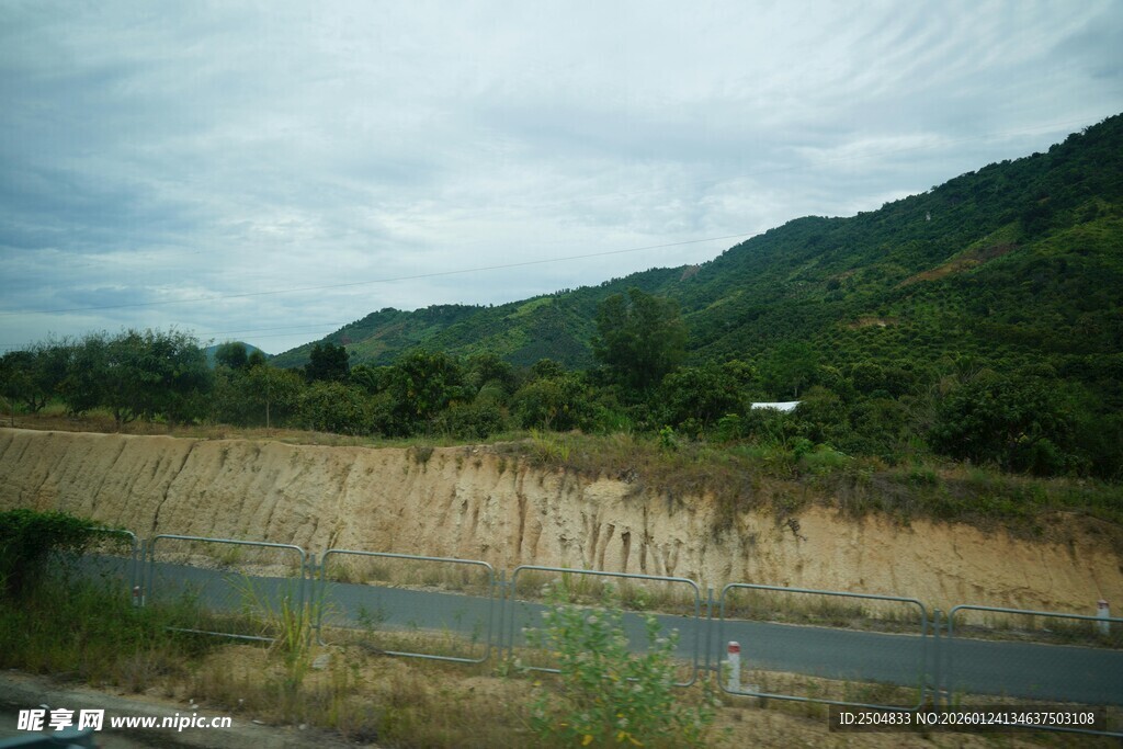 山间公路旁的田野与远山