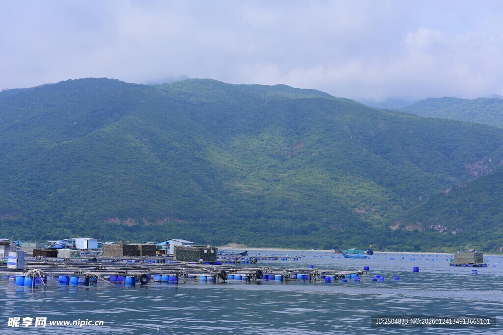 水上养殖场景 青山环绕