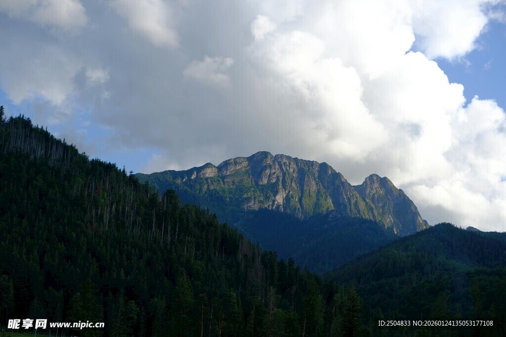 壮丽山峦与蓝天白云美景