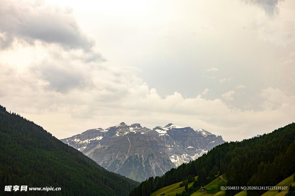 山间美景 远处雪山云雾缭绕