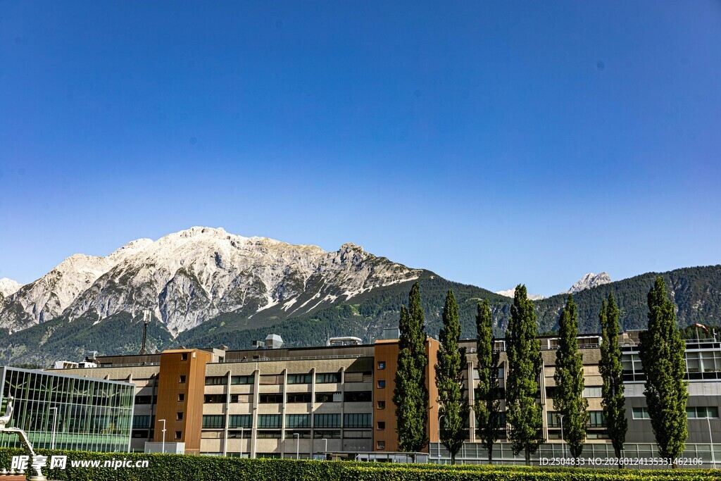 雪山下的现代建筑景观