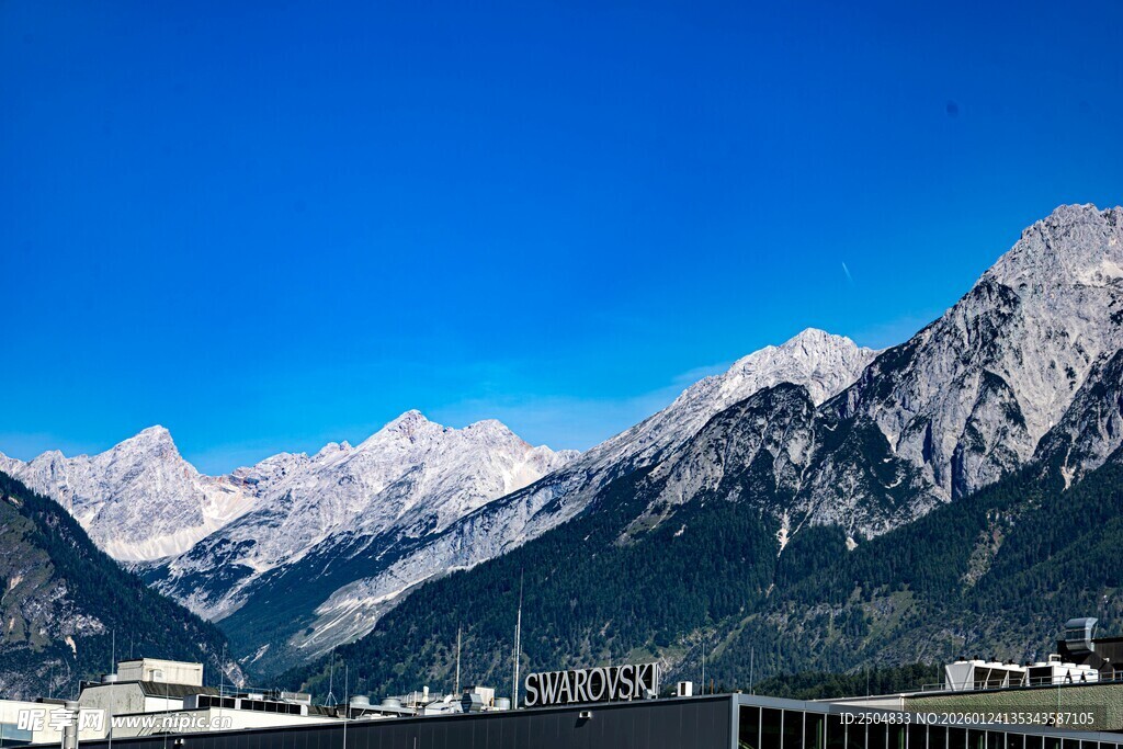 壮丽雪山下的城市风光