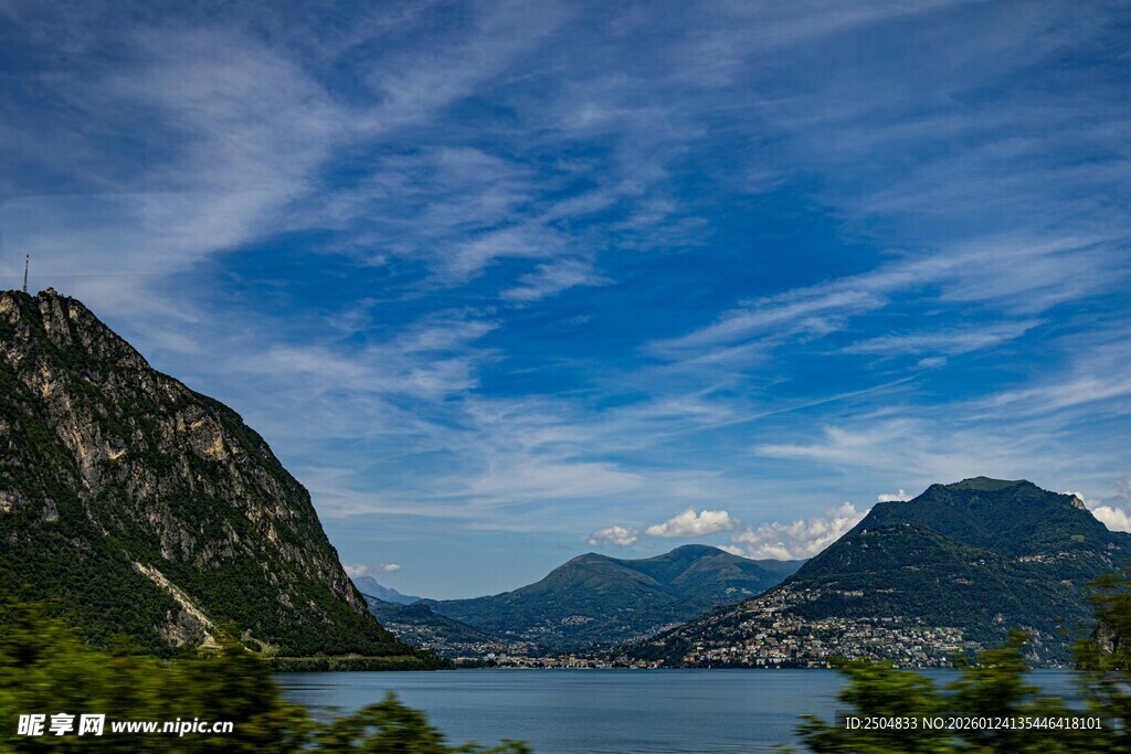 湖光山色间的秀丽景致