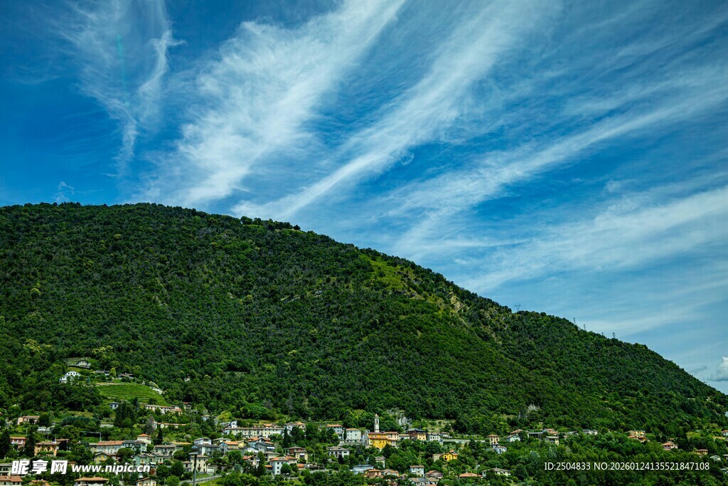 青山蓝天间的美丽景致