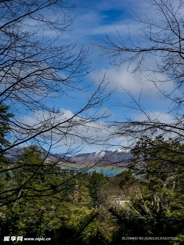 山林间远眺蓝天与远山