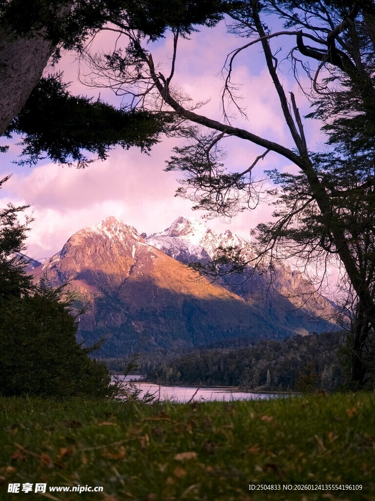 山间湖畔的梦幻黄昏美景