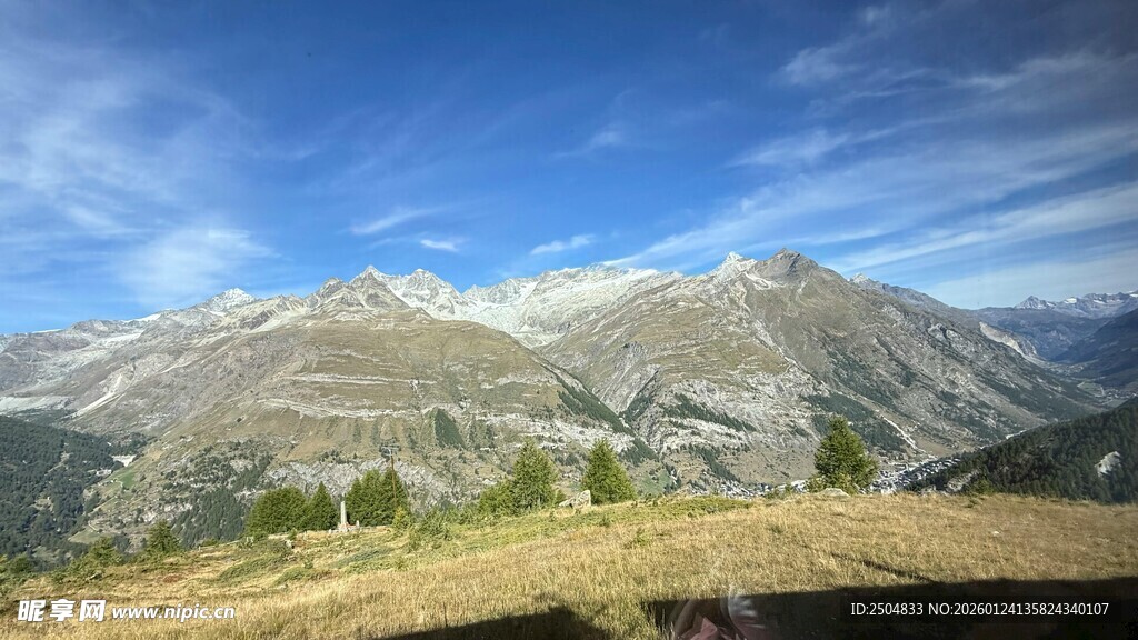 壮丽山景 蓝天白云相伴