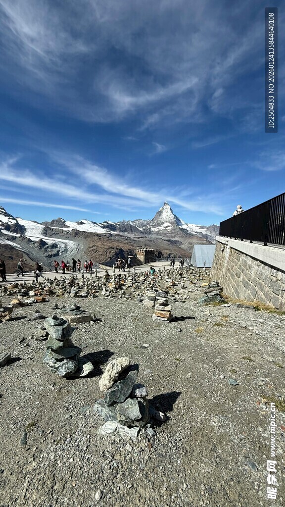雪山下的碎石荒野景观