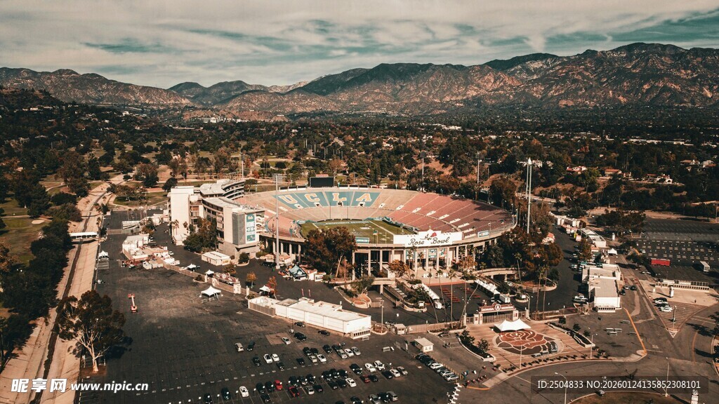 俯瞰山间城镇建筑群