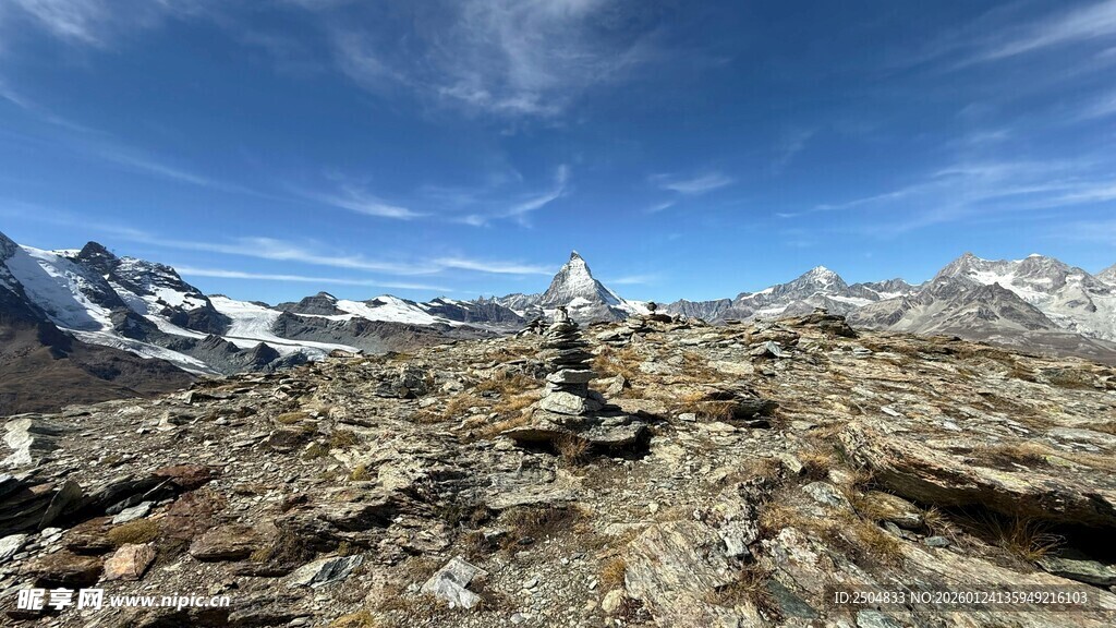 高山徒步者置身壮丽山景
