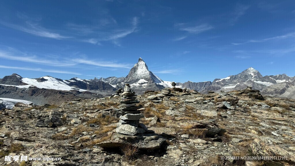 山间石堆与远处雪峰
