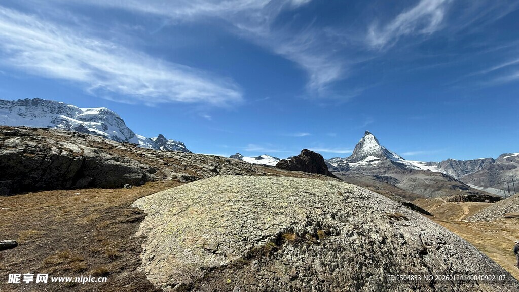 壮丽山景与巍峨雪峰