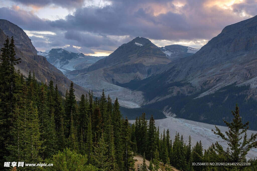 山间湖景 云雾缭绕的壮美