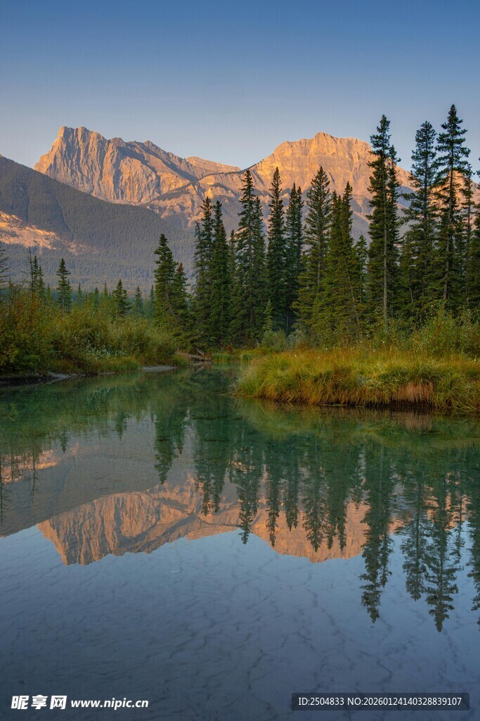湖畔山林晨曦美景