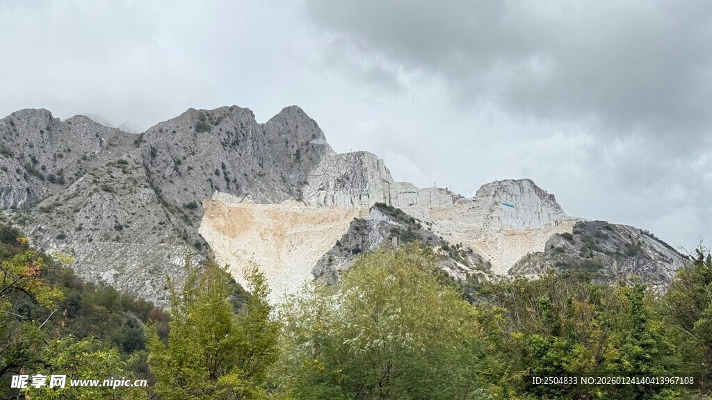 壮丽山景与葱郁植被