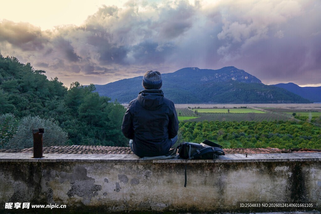 一人独坐赏山水美景
